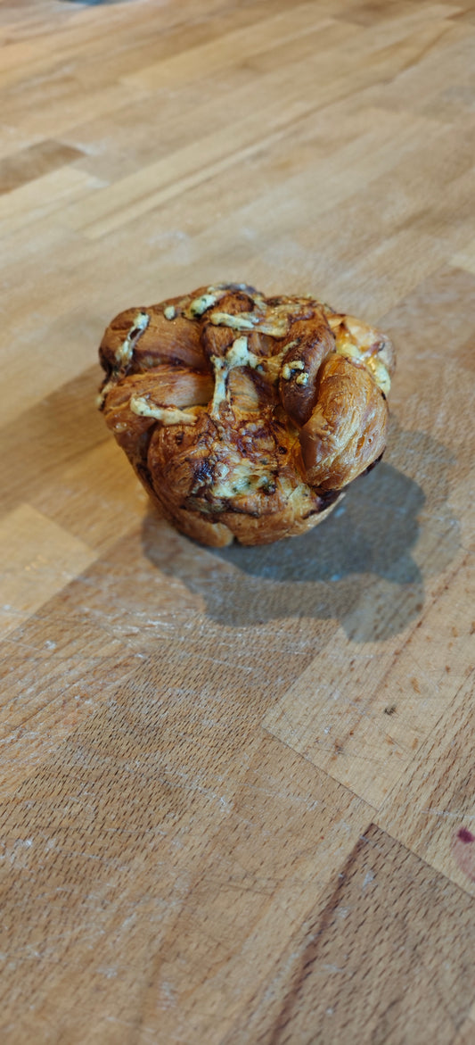 Cheese knot with tomato